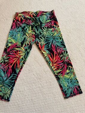Fabletics Tropical Floral Capri Leggings Multicolor Size Medium